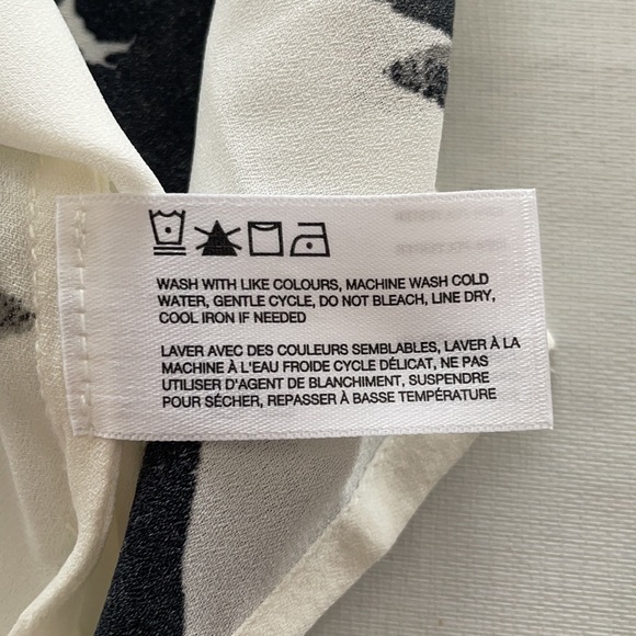 Nwot, Beautiful ruffle front blouse. - Picture 8 of 9